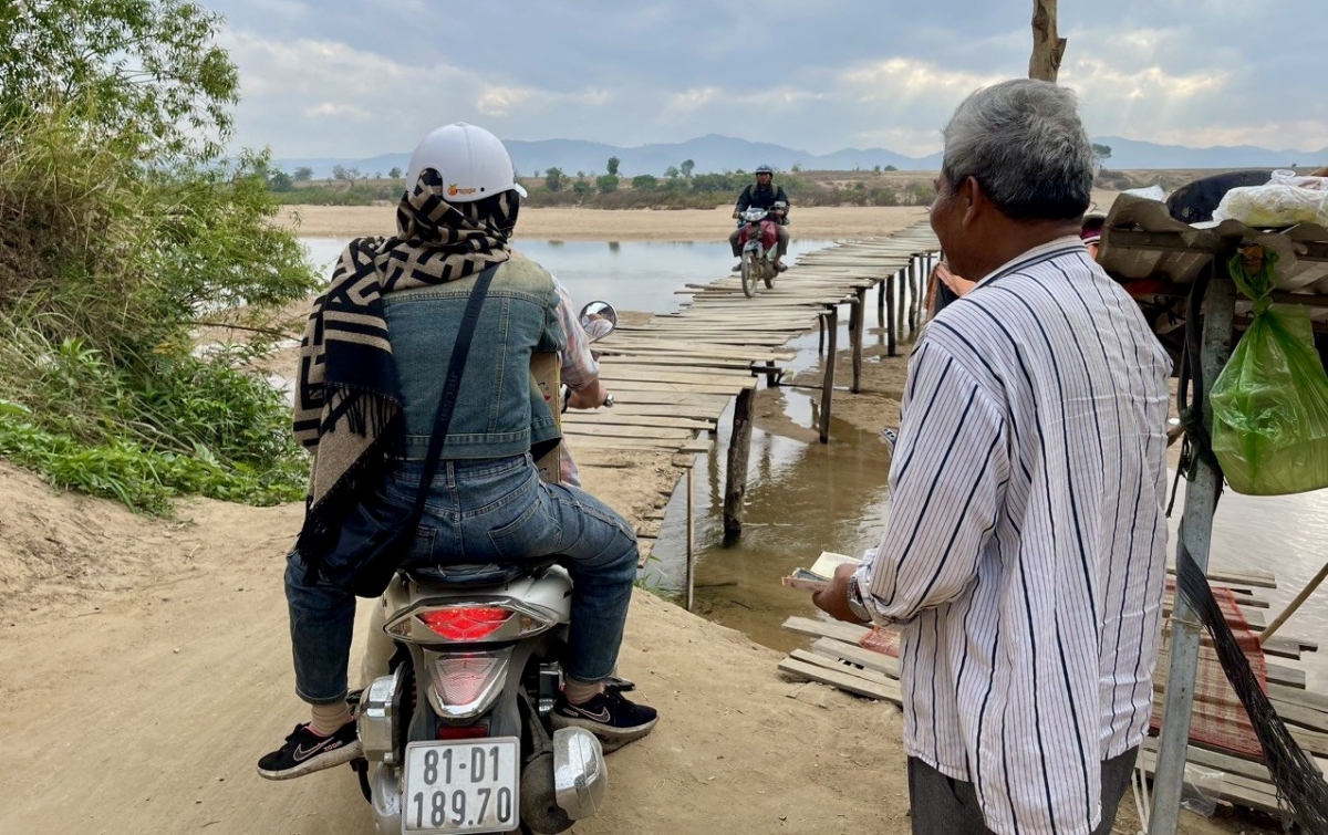 Hàng ngày, ông Ksor Yan luôn dõi theo mỗi lượt người, phương tiện qua sông để đảm bảo an toàn