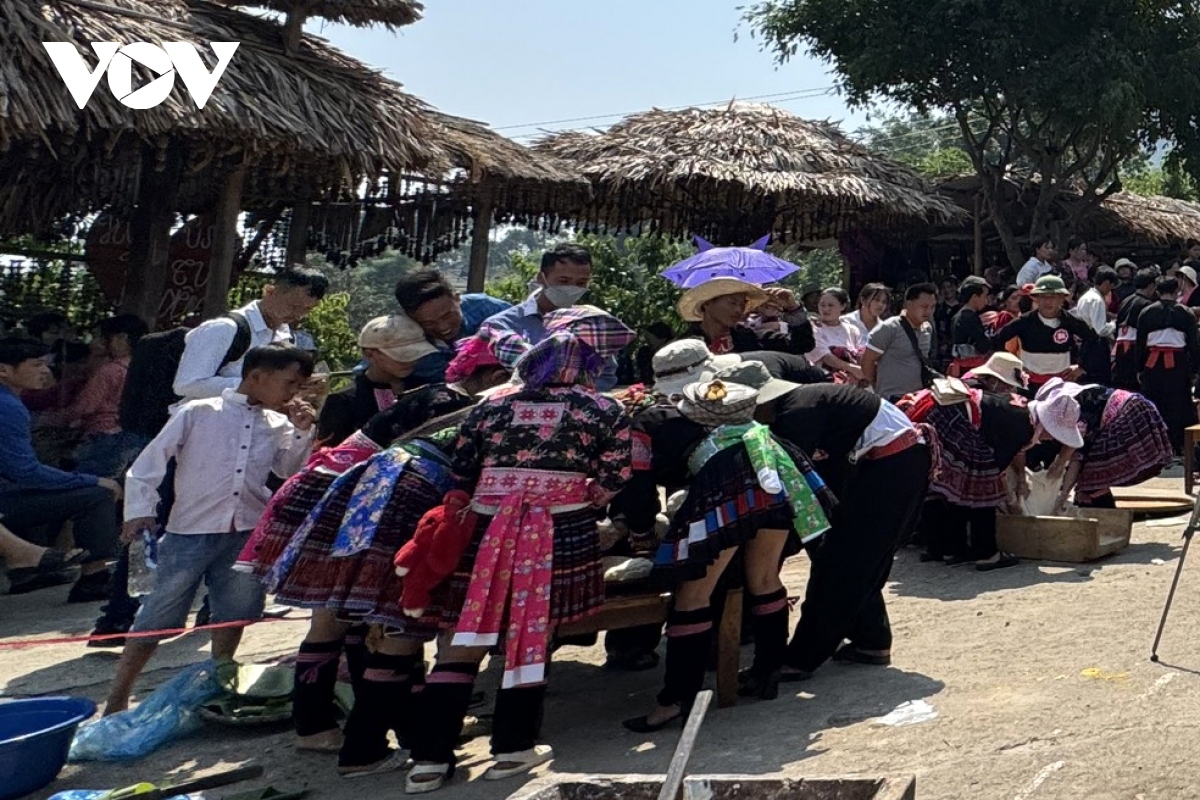 Các đội thi tham gia phần thi giã bánh giầy
