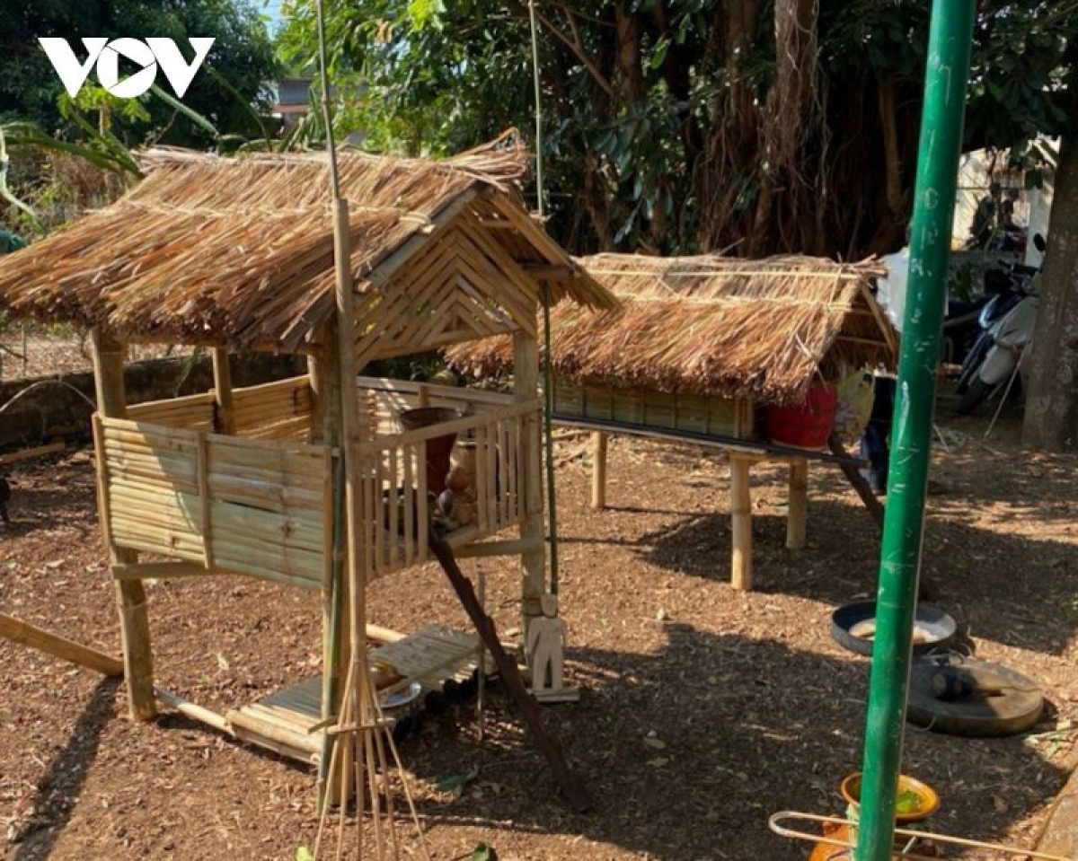 Căn chòi do người dân dựng nên, đây là nơi đặt các lễ vật và biểu thị sự kết nối giữa con người với thần linh