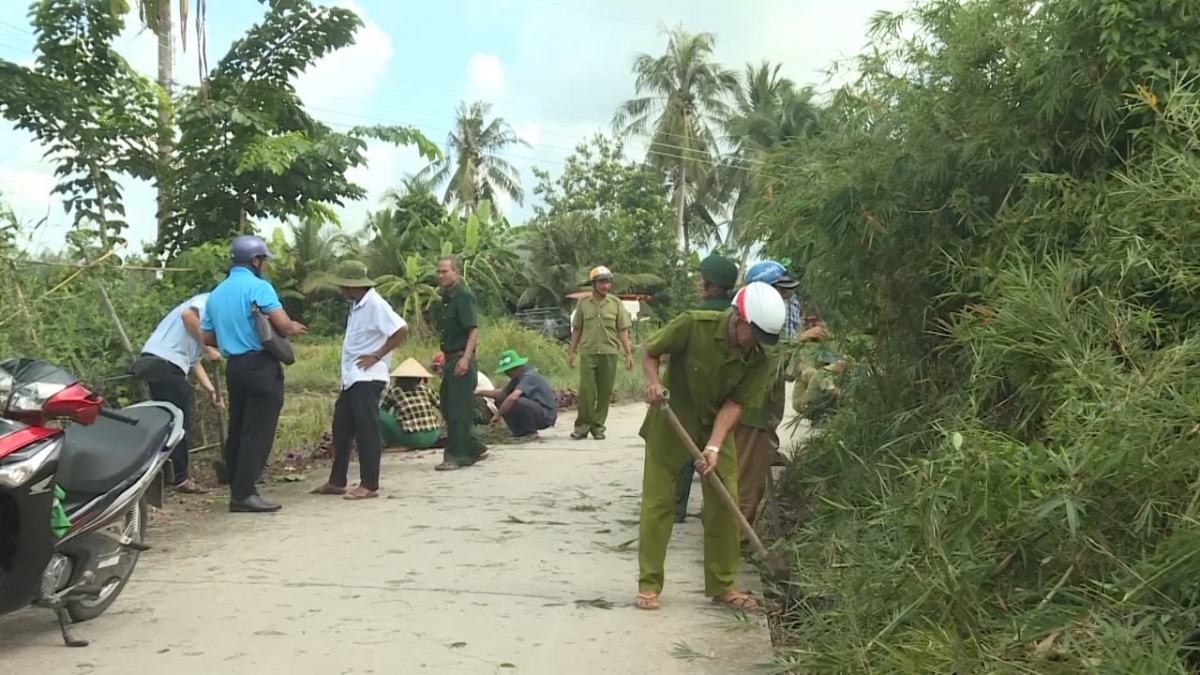 Cựu chiến binh Bạc Liêu trồng hoa kiểng 2 bên đường