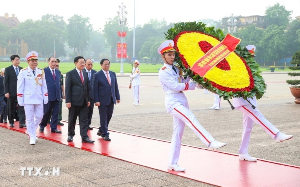 Kwang đơng lam bồ Đảng, dà lơgar mut còp gơlăng ƀồc Củ tịc Hồ Chí Minh (Rùp: Dương Anh – Anih yal tơnggit jơnau Việt Nam)