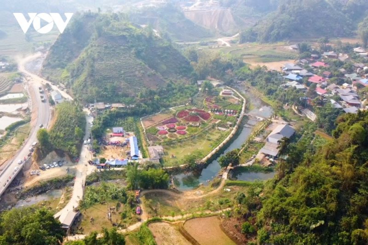 Dân tộc Lự ở Lai Châu có số dân dưới 10 nghìn người, sinh sống chủ yếu ở xã Bản Hon (Tam Đường), Nậm Tăm (Sìn Hồ) và còn lưu giữ được nhiều nét đẹp văn hóa truyền thống tốt đẹp