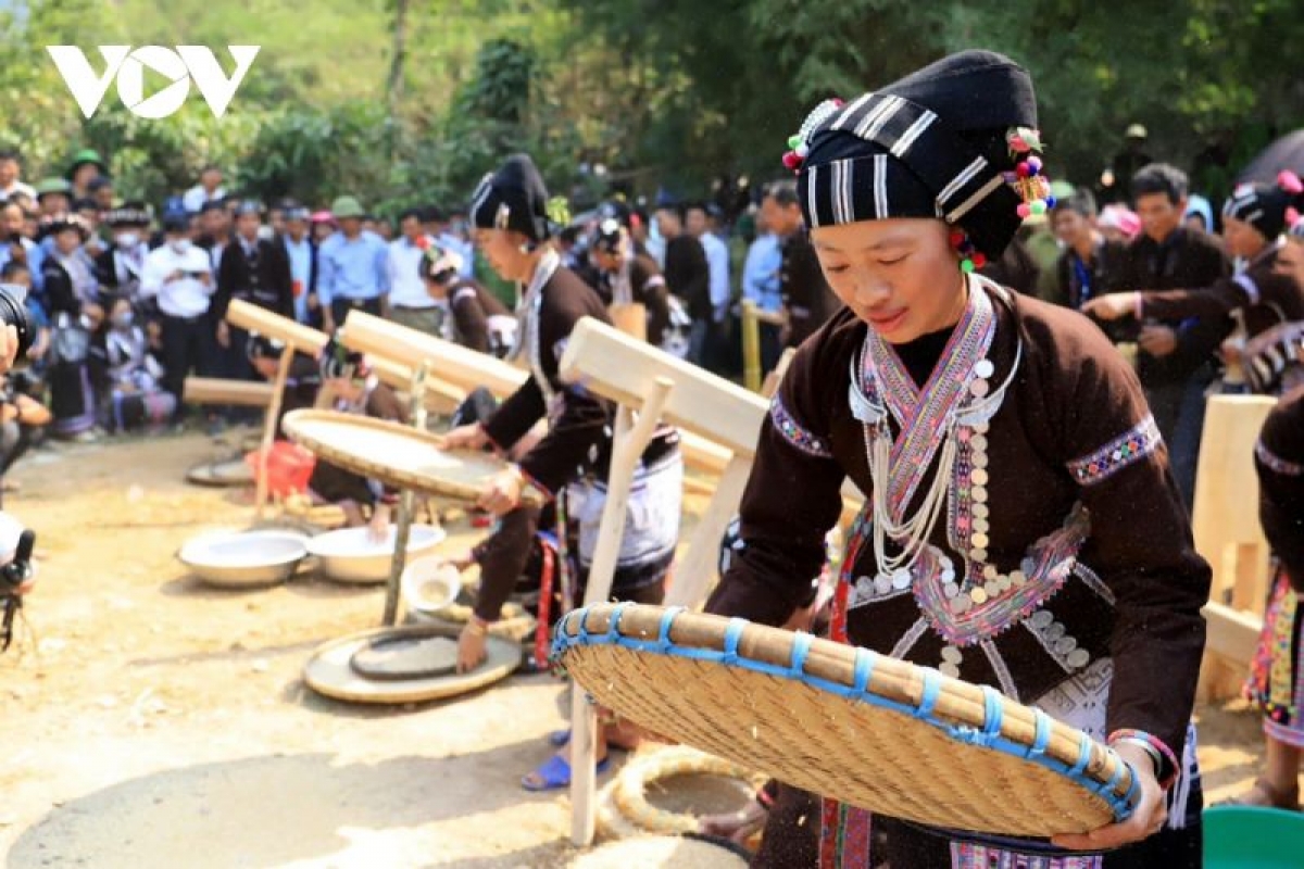 Dưới bàn tay khéo léo của người phụ nữ dân tộc Lự, sau khi giã lúa xong được sàng, sảy thủ công