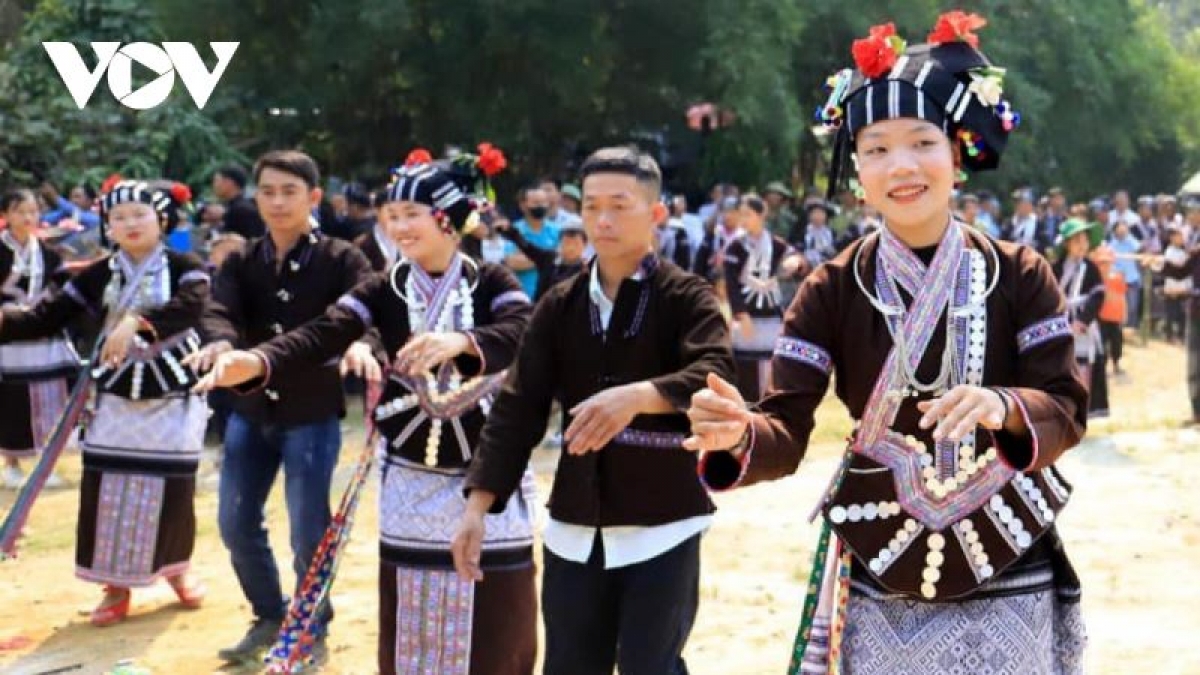 Lễ hội năm nay diễn ra đúng vào dịp nghỉ lễ, thu hút đông đảo du khách thập phương tham gia chung vui cùng người dân