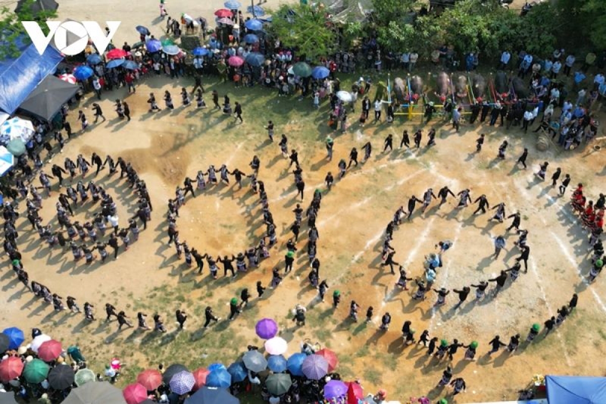 Lễ hội khép lại bằng vòng xòe đoàn kết truyền thống, hứa hẹn gặp lại mùa lễ hội năm sau