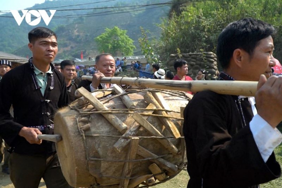 Theo truyền thống, lễ hội thường được tổ chức vào tháng 3 âm lịch hàng năm, khi người dân khép lại mùa vụ cũ và chuẩn bị cho mùa vụ mới