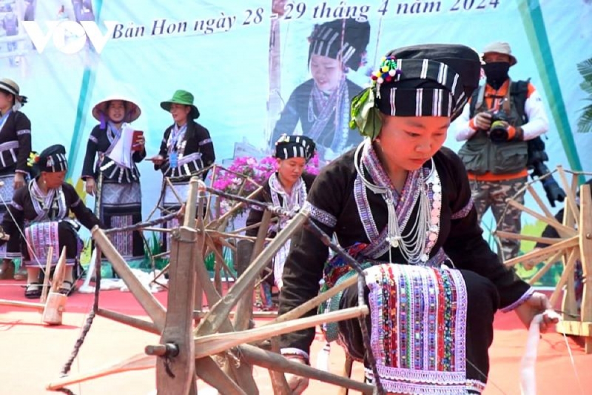 Với phụ nữ dân tộc Lự nghề dệt thổ cẩm truyền thống đã được trao truyền từ thế hệ này sang thế hệ khác