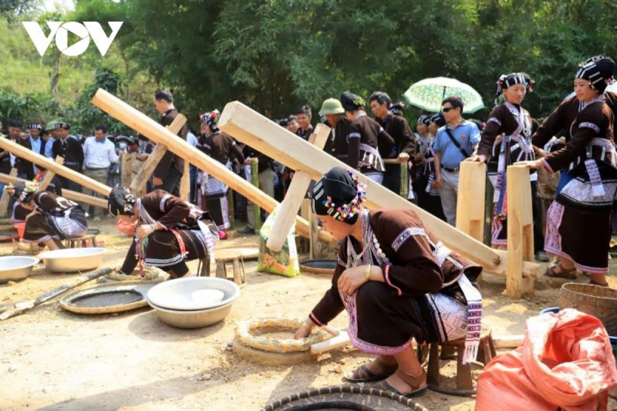 Tại lễ hội Sú Khon Khoài năm nay còn diễn ra phần thi giã gạo truyền thống gắn liền với cuộc sống bao đời nay của người dân