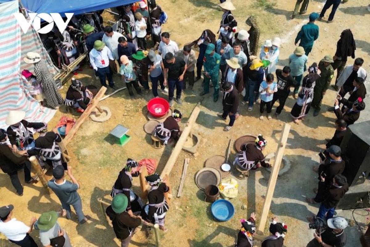 Khu vực thi giã gạo truyền thống thu hút đông đảo người dân tham gia