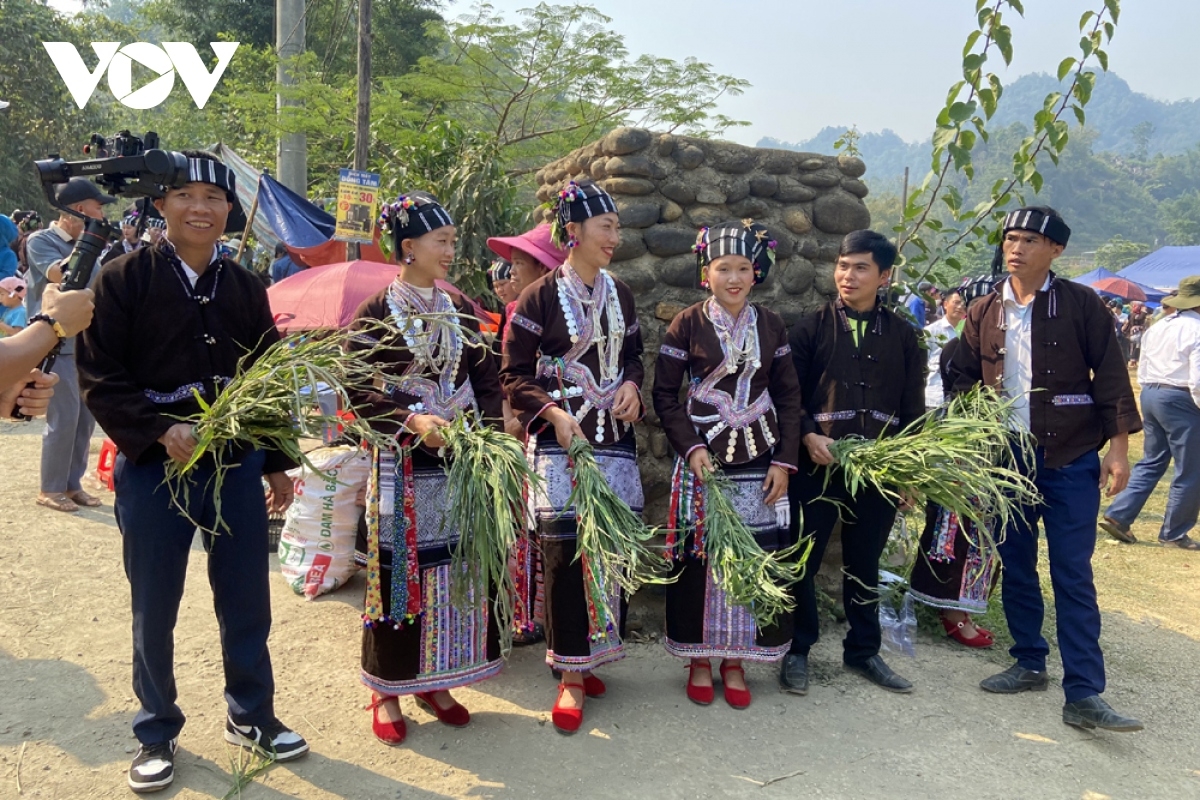 Đồng bào các dân tộc Lự, Lào, Thái... trong vùng cùng tham gia ngày hội, tạo không gian đa dạng, rực rỡ sắc màu thổ cẩm