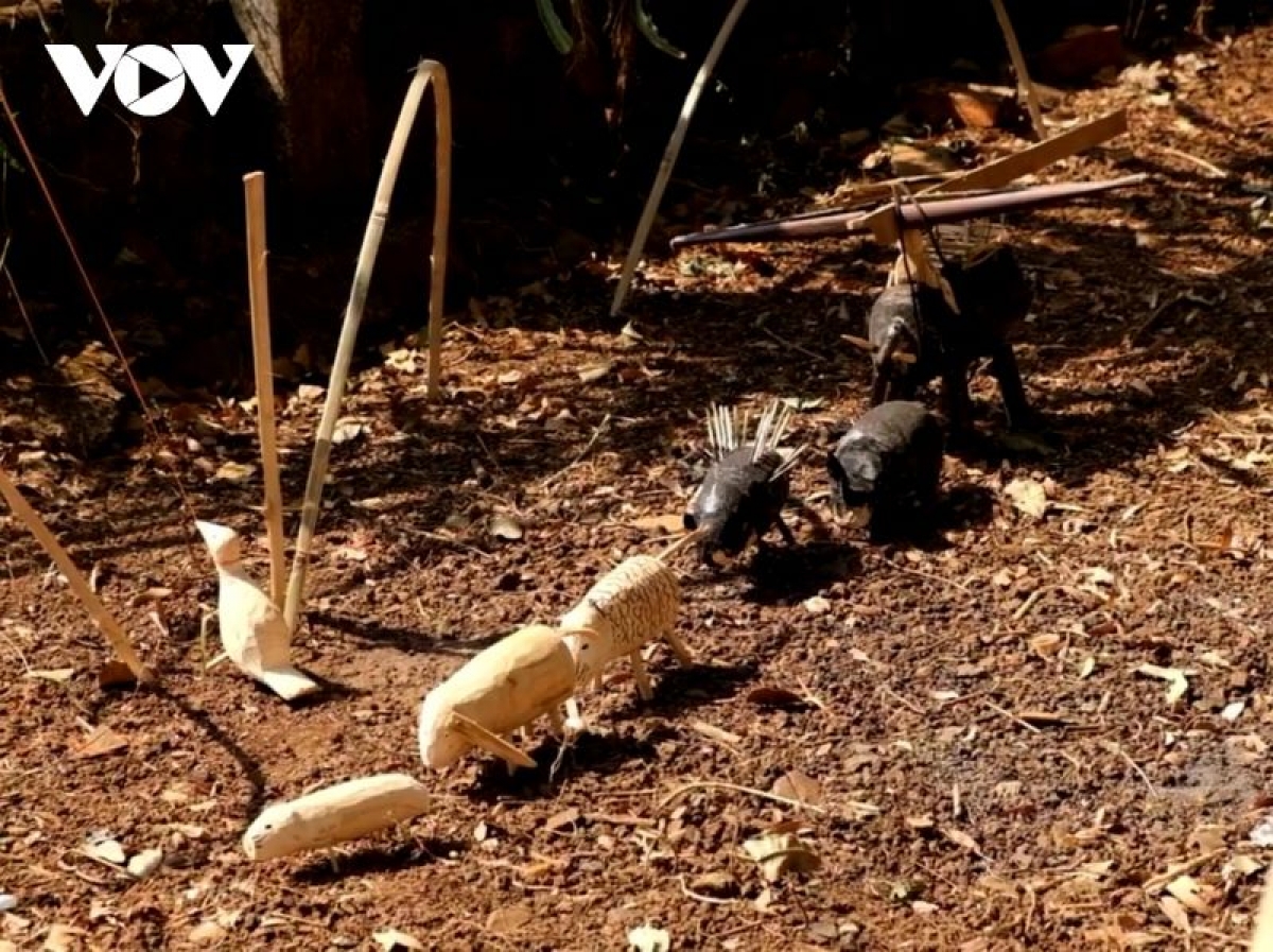 Hình ảnh các con vật như voi, nhím, hổ… tượng trưng cho thú dữ phá hoại mùa màng
