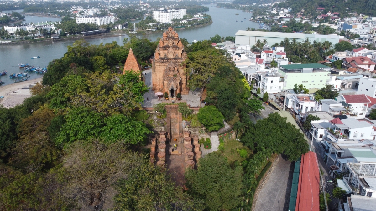 Tháp Bà Ponagar Nha Trang bên dòng sông Cái