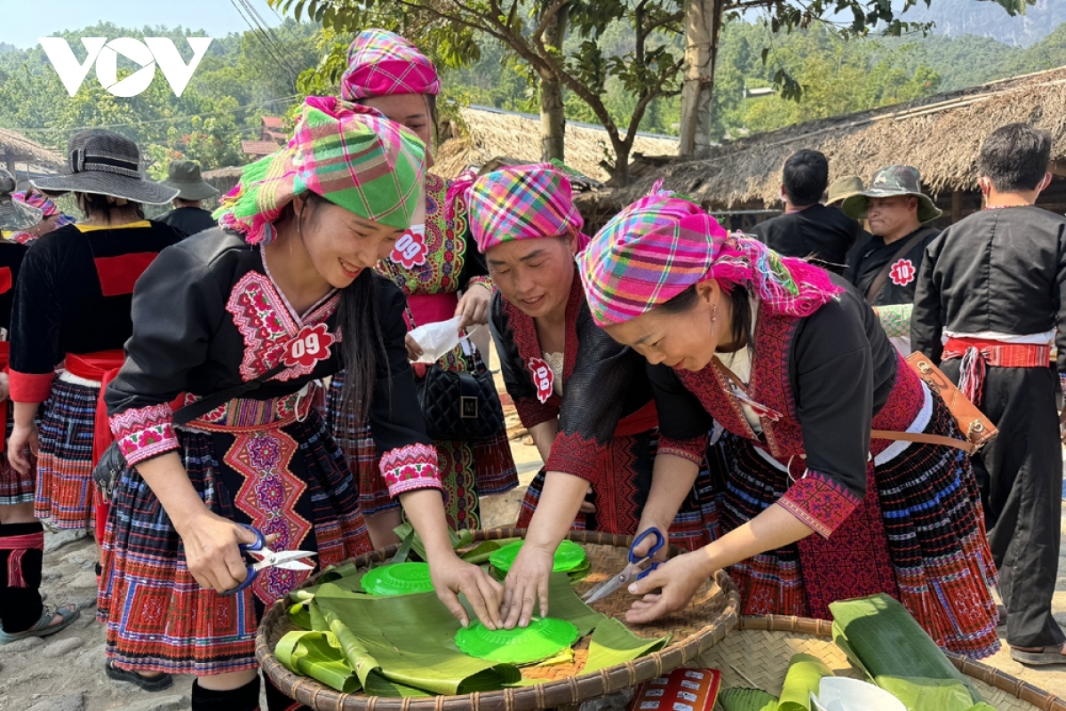 Phụ nữ Mông với phần thi làm bánh giầy truyền thống