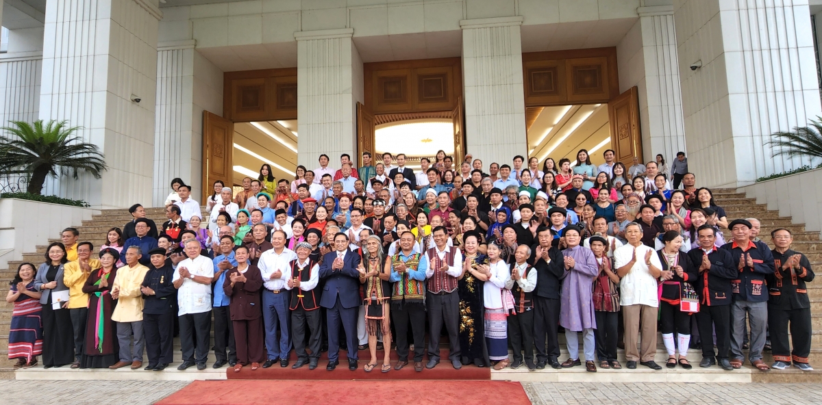 
Thủ tướng ồng Phạm Minh Chính tìp mat kra ƀòn, kwang atbồ ƀòn, cau chài, cau geh bơngă pin dờn