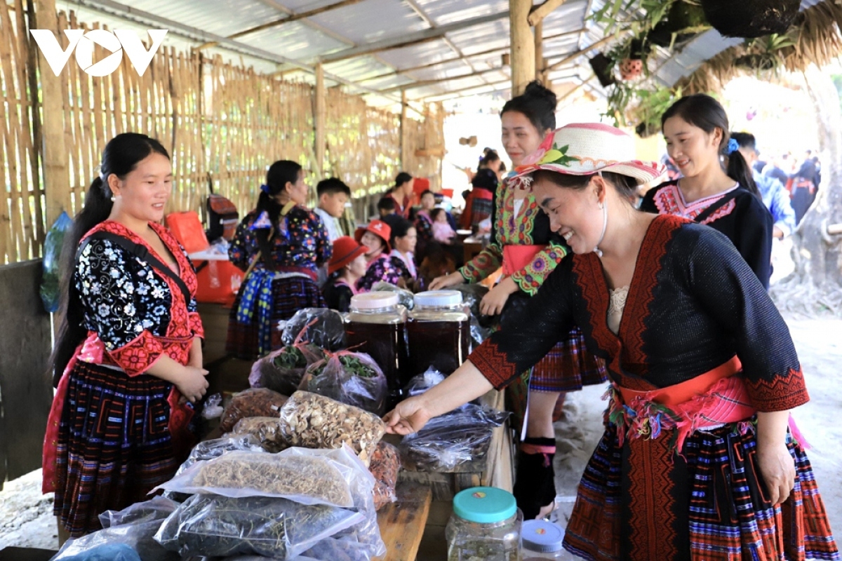 Trong khuôn khổ Ngày hội, nhiều sản phẩm OCOP và các mặt hàng nông sản cũng được người dân giới thiệu, bày bán