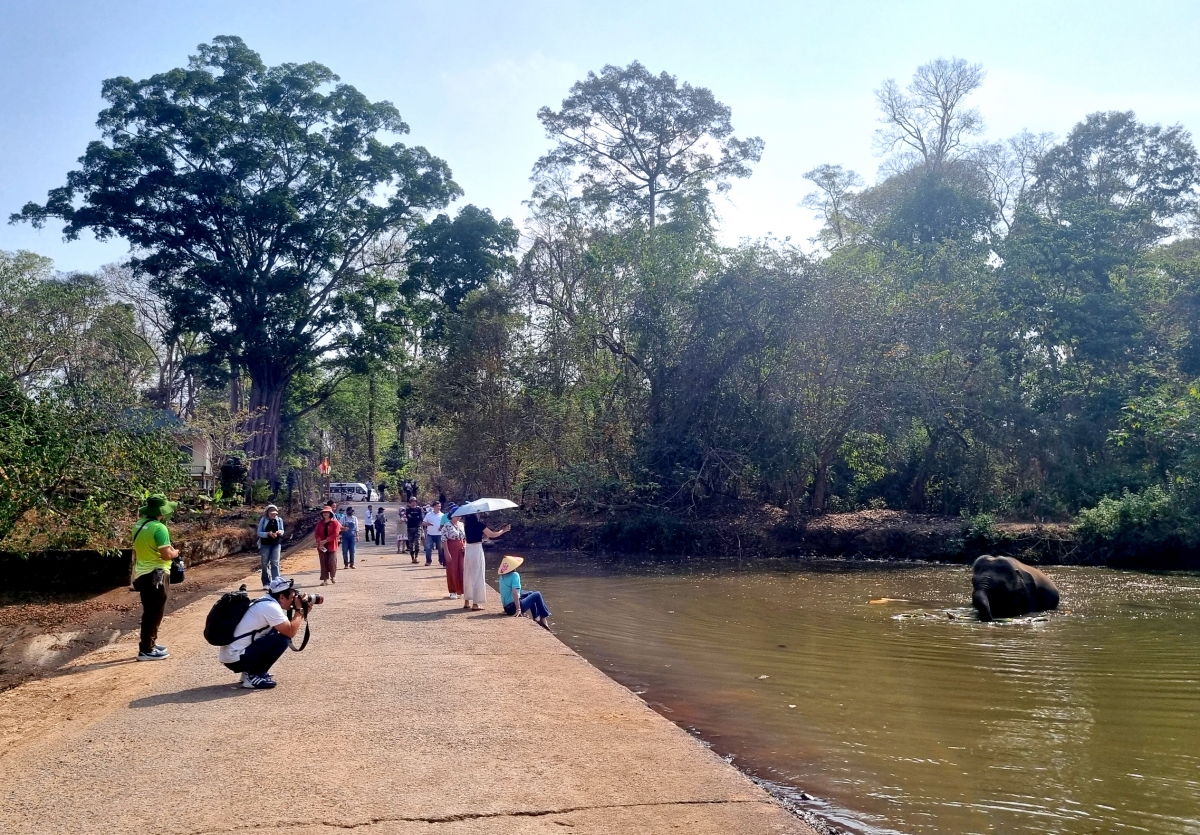 Tour ôm hyô kong kế hmâ ƀă rui tơ’mot hên tơmối vâ troh ngăn