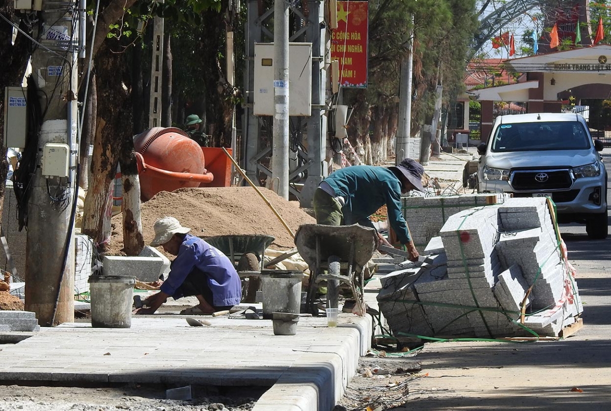 
Jơh ală gùng lòt kềng gah gùng 5 gơl gùng tàm dơlam ƀòn dờng Kon Tum geh lă mờ lŭ granite geh is