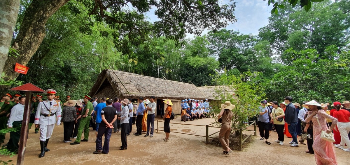 Pá kơdâm hngêi trá tơ’lêi hlâu, mâu kơnâng reăng, kơbố xuân tâ tung tơdroăng hâk tơngăm, rơrêk, tâ tơdroăng tuăn pâ dêi Pôa, mê cho kân tâ cho tơdroăng tuăn pâ kuăn pơlê, vâi krâ kuăn pơlê tung kuăn mơngế Pôa Hồ Chí Minh, Kăn xiâm hnê ngăn tơnêi têa hneăng apoăng