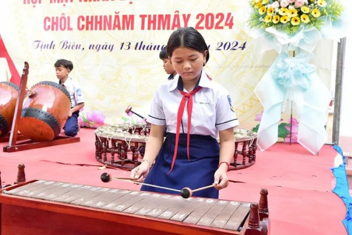 Quan tâm vận động học sinh đến lớp