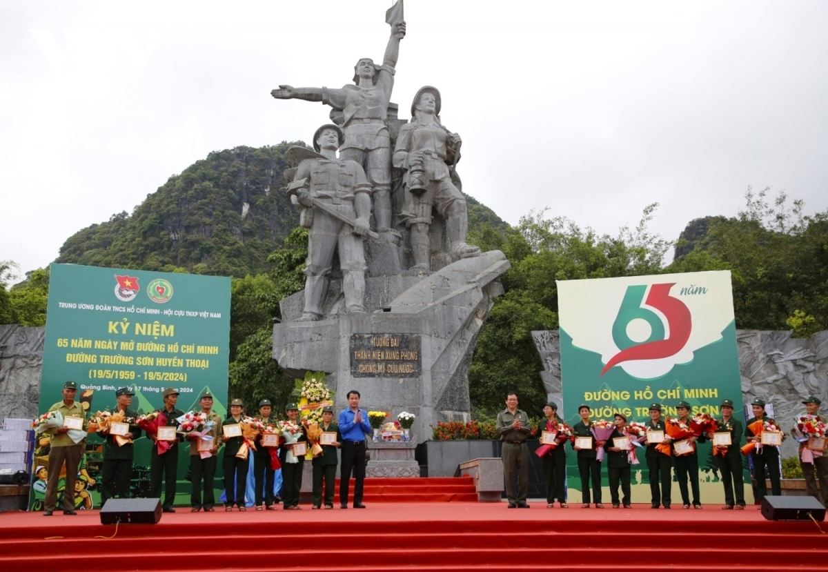 Trao kỷ niệm chương tặng các cựu thanh niên xung phong