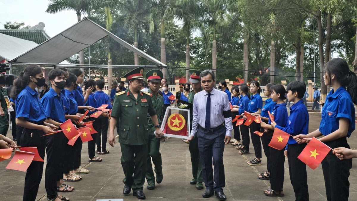 
Kơdră chĕp kơ̆l dêh char Gia Lai păng yŏng khul linh Quân khu 5 tung, ƀŭ hơmet đe linh lôch tang ăn teh đak