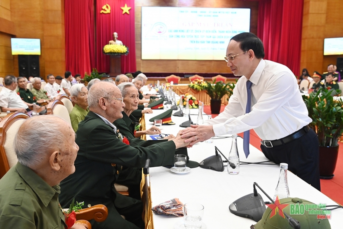 T’cooh Nguyễn Xuân Ký, Ủy viên Trung ương Đảng, Bí thư Tỉnh ủy, Chủ tịch HĐND tỉnh tr’lum lâng apêê chiến sĩ Điện Biên bêl ahay. Cha nụp: Báo Quân đội Nhân dân điện tử