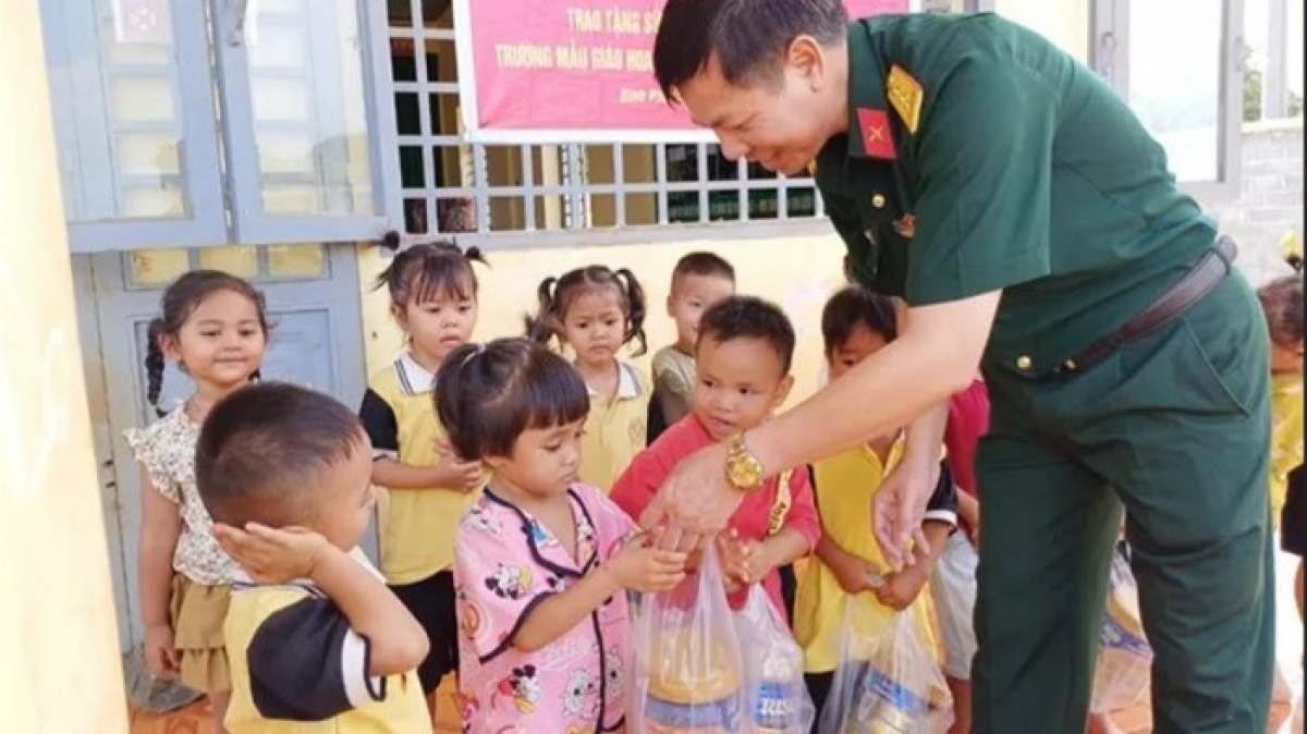 Đại diện Đoàn Kinh tế - Quốc phòng 778 tặng quà cho học sinh nghèo