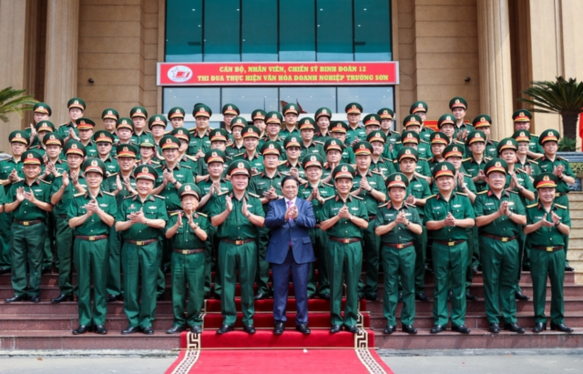 Thủ tướng Phạm Minh Chính cùng các cán bộ, chỉ huy, chiến sĩ Binh đoàn 12. Ảnh: Báo chính phủ.