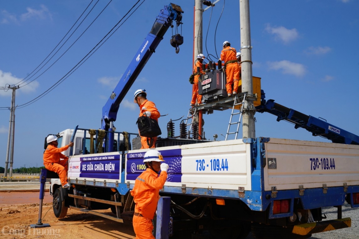 Xử lý thay trạm biến áp. Ảnh: Báo Công thương.