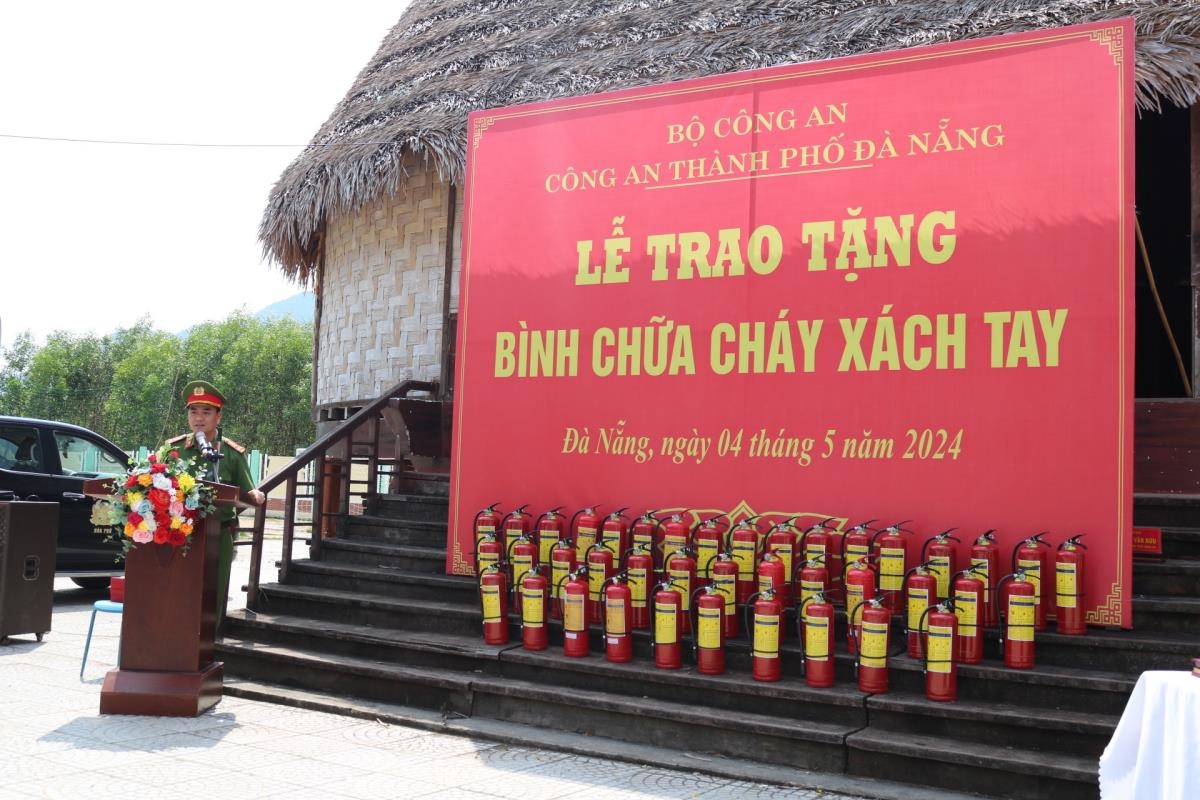 Thượng tá Trần Hoài Phương - Trưởng Phòng Cảnh sát PCCC lâng CNCH prá xay đhị bhiệc bhan cher đoọng nâu. Cha nụp: Báo Công an Nhân dân.