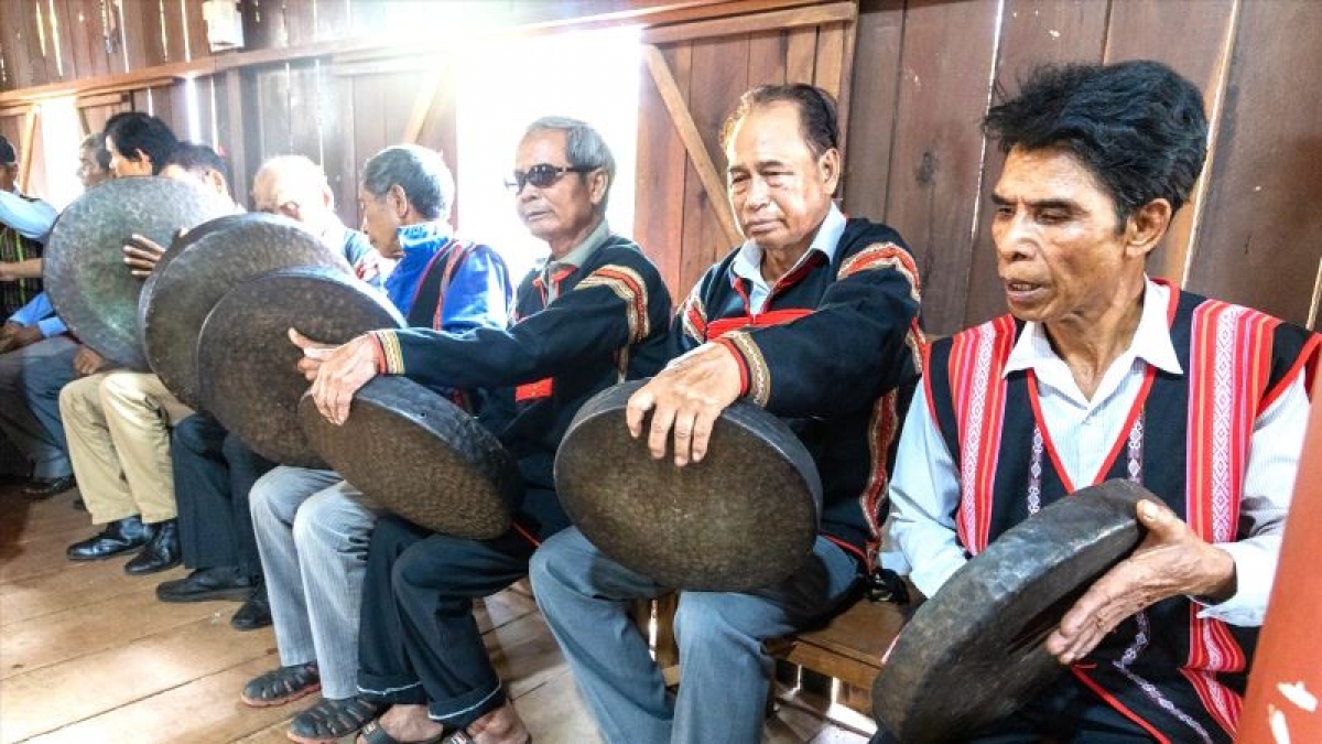 Các nghệ nhân đánh chiêng trong lễ cúng