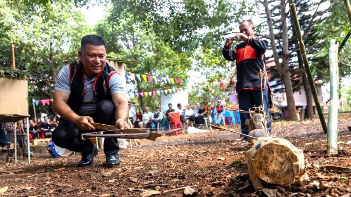 Nghi thức dùng nỏ bắn tượng thú bảo vệ mùa màng