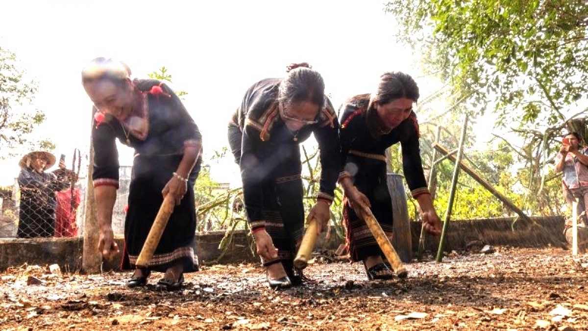 Sau khi khấn các vị thần, bà con trỉa hạt