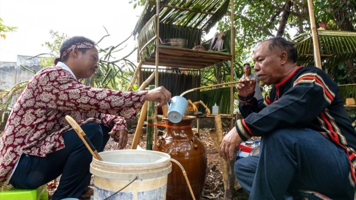 Cúng xong bà con cùng nhau uống rượu cần