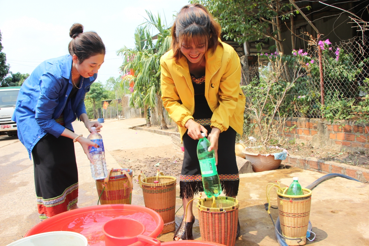 
Geh pà dà di tŭ, làng bol dồ bơnah lơi tơrmù ƀà kal ke