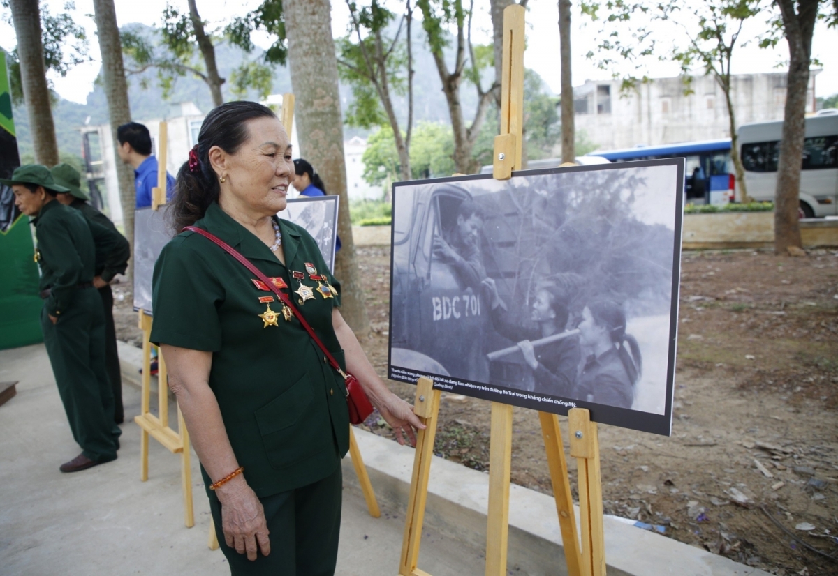 Ală rơnàng ơruh pơnu lam lài lài do kah wơl jơnau kah kir “Blah gùng Trường Sơn lòt dong klàs dà lơgar”