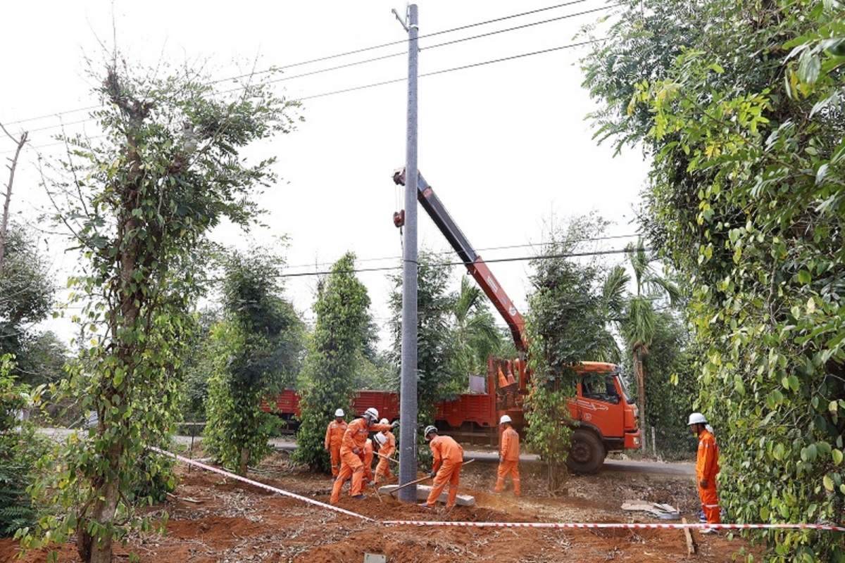 
Lơh broă sơntơ̆p jrong đèng mờ ala phan ờdiơng tàm gùng che ồs đèng