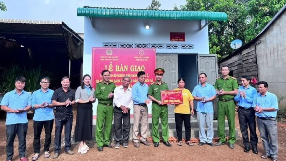 Công an huyện Ea Kar phối hợp Ủy ban nhân dân huyện Ea Kar bàn giao nhà cho hộ nghèo đưa vào sử dụng ổn định cuộc sống.