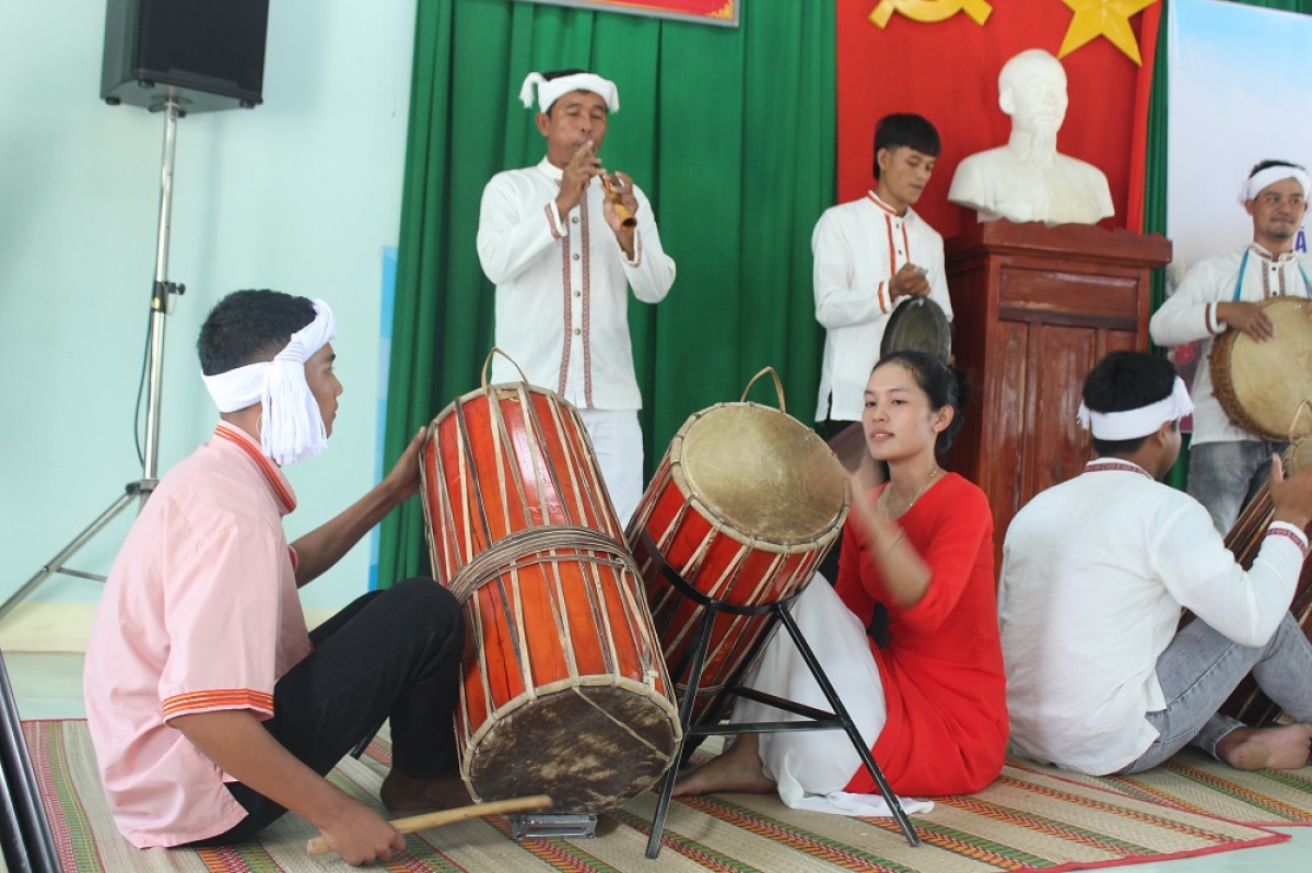 Dom urang bac nan lac anek kamuan urang Cam daok di palei Yang Mau umo daok ranaih min biak takre sap Ghi-năng