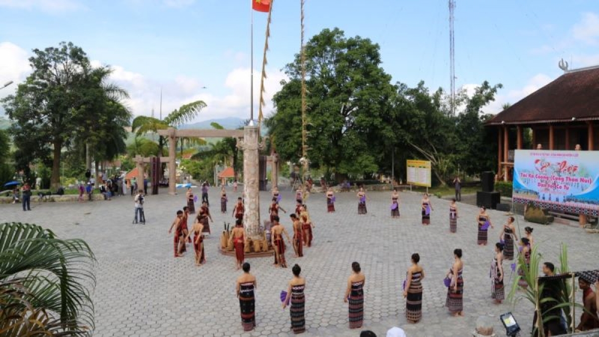 Lễ hội này để người dân Cơ Tu cúng tạ ơn thần núi, rừng, sông, suối...