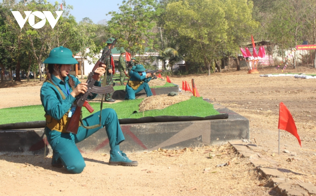 Mỗi năm, hàng chục quần chúng ưu tú trong lực lượng dân quân được xét kết nạp Đảng