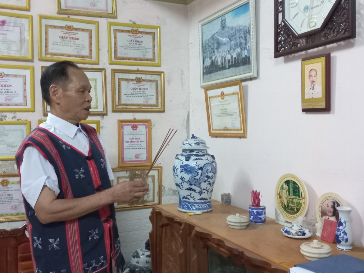 Già làng A Râl Cước, 70 tuổi, ở Tổ Dân phố A Dinh, thị trấn Prao.