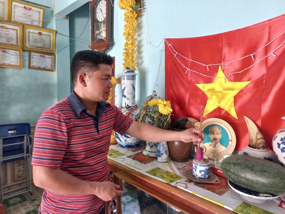 Anh Bhriu Nhi, Chủ tịch Hội Cựu chiến binh xã Sông Kôn thắp hương lên bàn thờ Bác Hồ