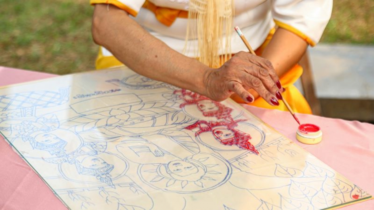 Tranh kính được nghệ nhân Khmer vẽ rất tỉ mỉ, cần mẫn để tạo nên hồn cốt mang đậm văn hóa Khmer trong bức tranh. Ảnh: Hải Ly