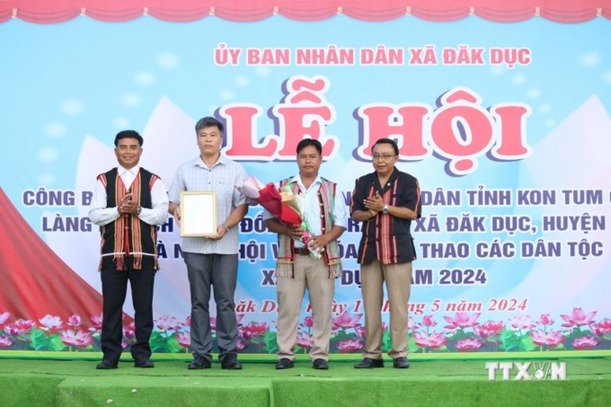Sở Văn hóa, Thể thao và Du lịch tỉnh Kon Tum trao Quyết định của Ủy ban nhân dân tỉnh Kon Tum công nhận Làng du lịch cộng đồng Đăk Răng (xã Đăk Dục, huyện Ngọc Hồi). Ảnh: Khoa Chương - TTXVN