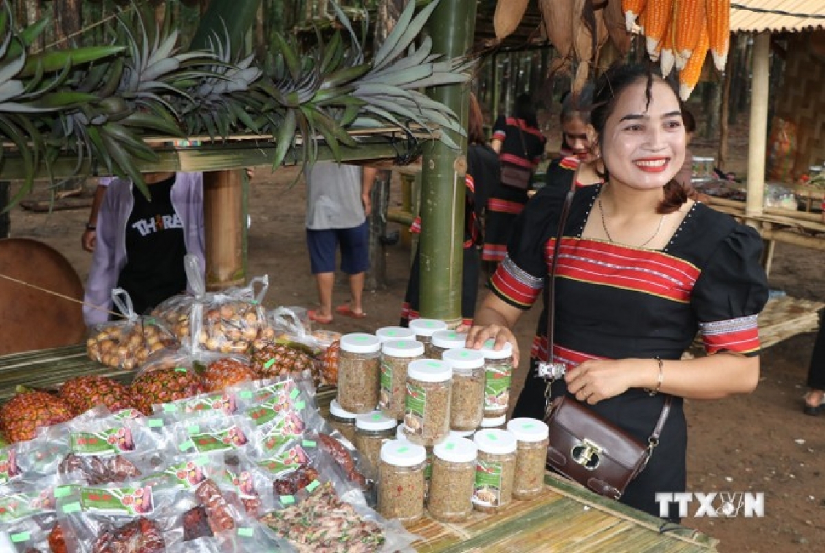 Người Gié-Triêng tại làng Đăk Răng, xã Đăk Dục (Ngọc Hồi, Kon Tum) giới thiệu sản vật địa phương. Ảnh: Khoa Chương - TTXVN
