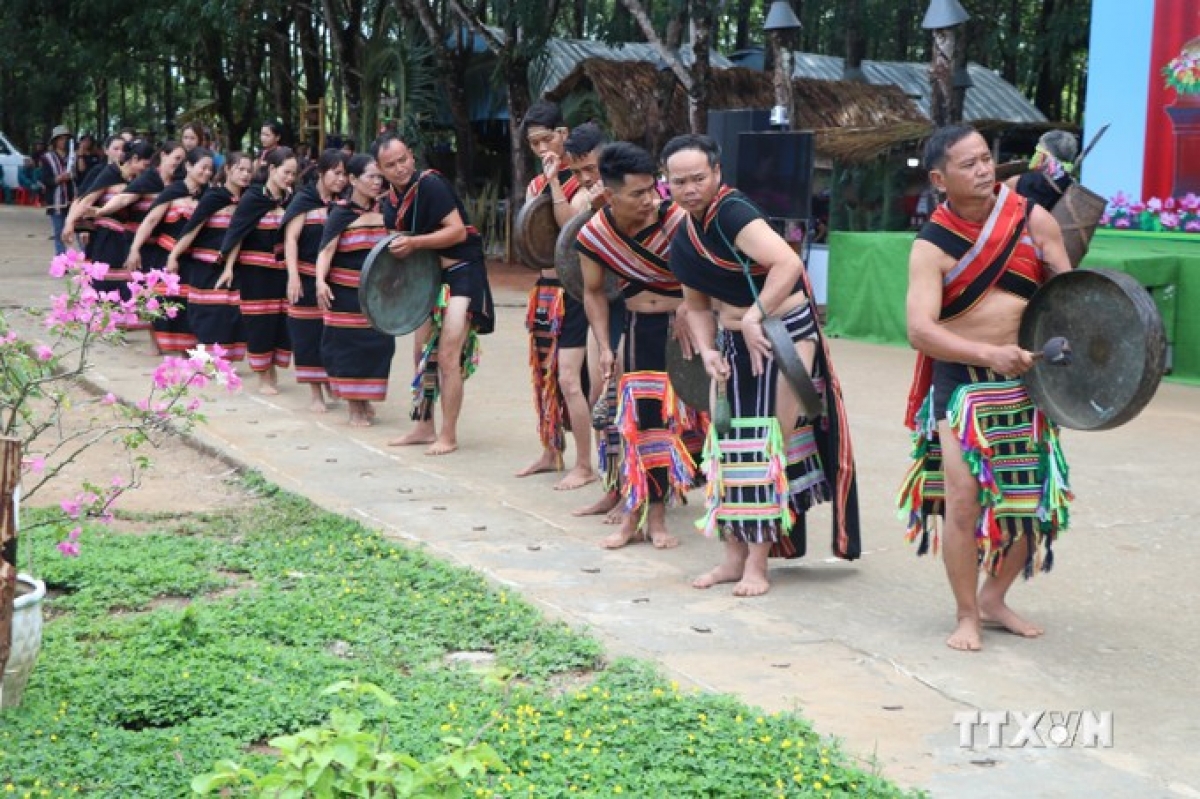 Cộng đồng người Gié-Triêng trình diễn cồng chiêng, xoang. Ảnh: Khoa Chương - TTXVN