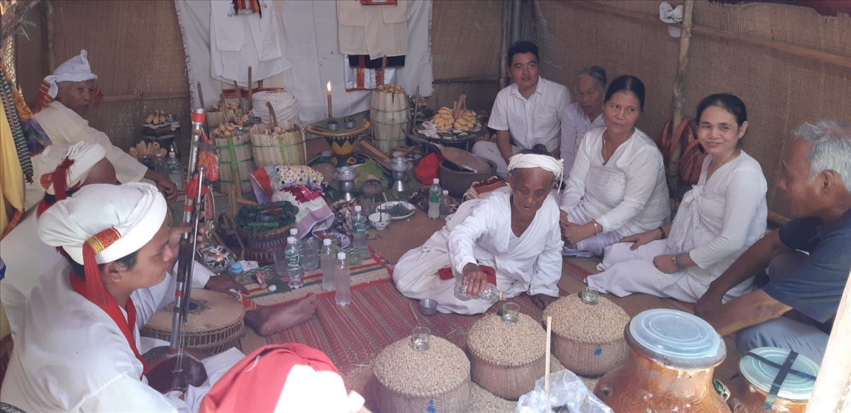 Ong Kadhar saong amuk Pajau ngak adat ieu jang saong pathau khan haong po yang