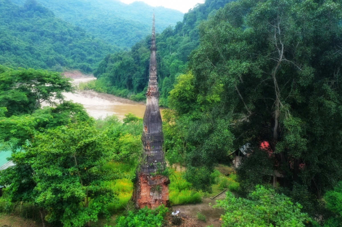 Công trình tháp cổ Xốp Lợt nằm trên gò đất bằng phẳng, bao quanh là những ngôi nhà sàn của đồng bào dân tộc Thái