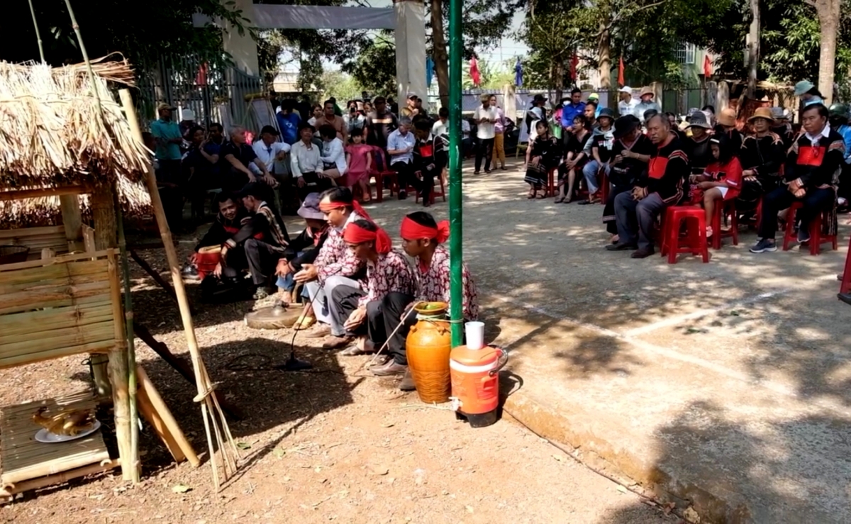 
Et soi apinh đak ‘mi đei pơgơ̆r tơ̆ cham hnam hơkŭm pơlei Ky, pơlei tơm Buôn Ma Thuột, Đăk Lăk